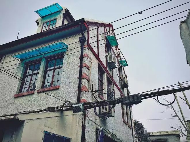 谈球吧从“孤岛”到“同盟”！风采区内“微型小区”物业办理的深度求索(图2)