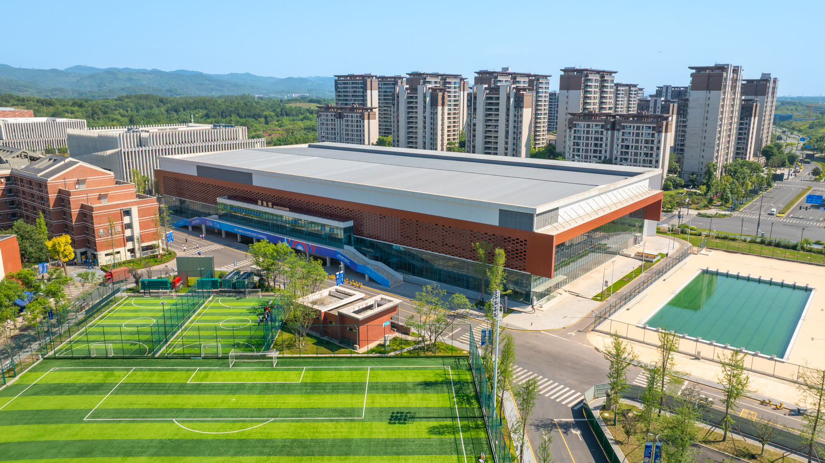 谈球吧看望成都世运会场馆丨成都体育学院场馆中间：施工讲授两不误(图1)
